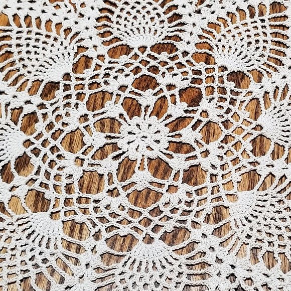 Vintage Style New Hand Crafted 14 3/4" Center Pineapple Natural Colored Doily - Picture 3 of 3